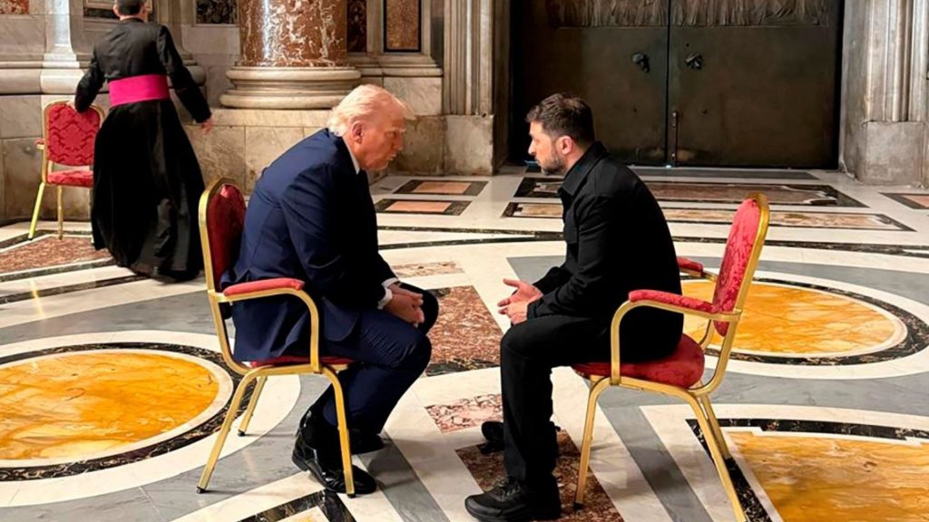 Чтец по губам раскрыл разговор Трампа и Зеленского в Риме