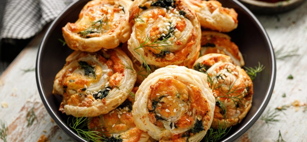 Улитки из теста с мясом и сыром: быстро и просто