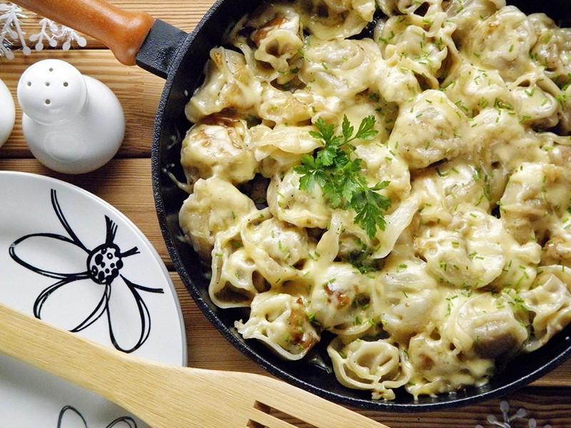Жареные пельмени с сыром: оригинальный рецепт