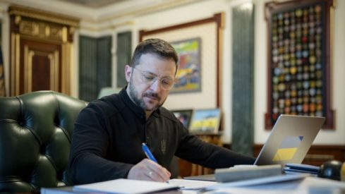 Зеленский подписал закон о 50% скидке на штрафы от ТЦК
