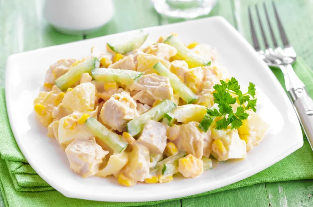 Салат с курицей, грибами и ананасом: нежное сочетание вкусов