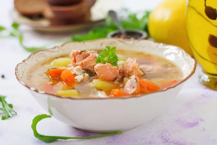 Швидкий суп з консервованим тунцем, рисом та овочами