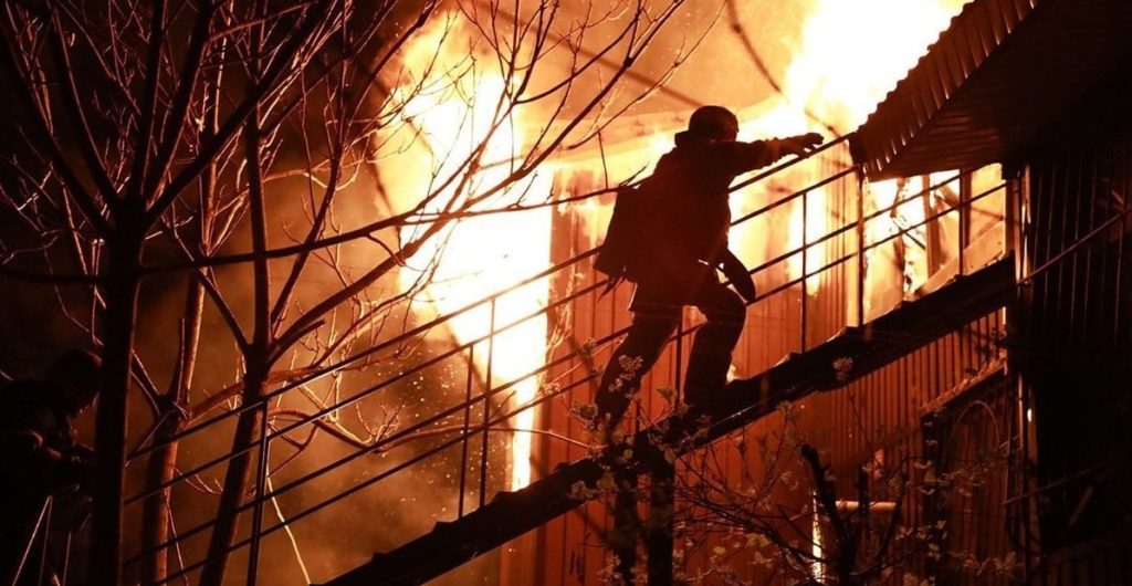«Руки до сих пор трясутся». Очевидцы об ударе по Днепру