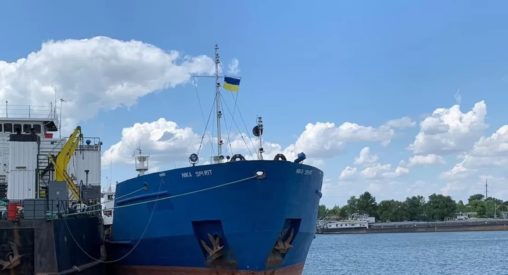 Україна продала танкер РФ, який блокував Керченську протоку