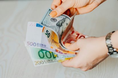 Курс євро до долара зріс: які плюси та мінуси для України