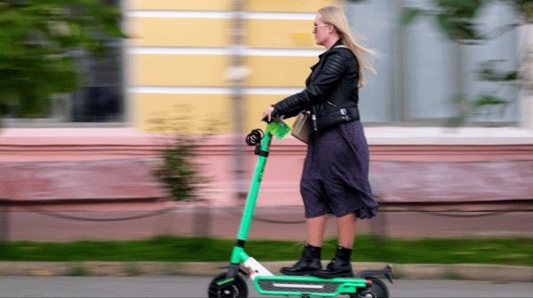 Киянка впала з самокату та отримала величезний штраф (відео)