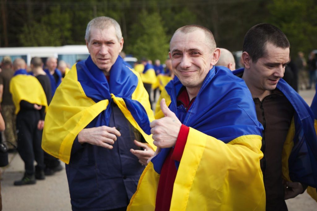 Начался самый большой обмен пленными: Украина уже вернула 390 граждан (фото)