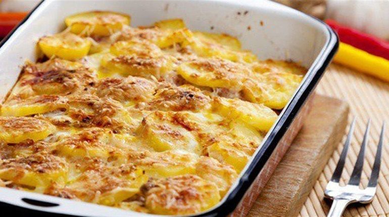 Простая и вкусная запеканка с курицей, картофелем и грибами под сливочно-творожным соусом