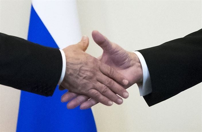 Невже відмовляють руки: відео з дивною поведінкою Путіна