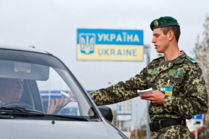 Рада хочет разрешить выезжать за границу мужчинам старше 18: детали