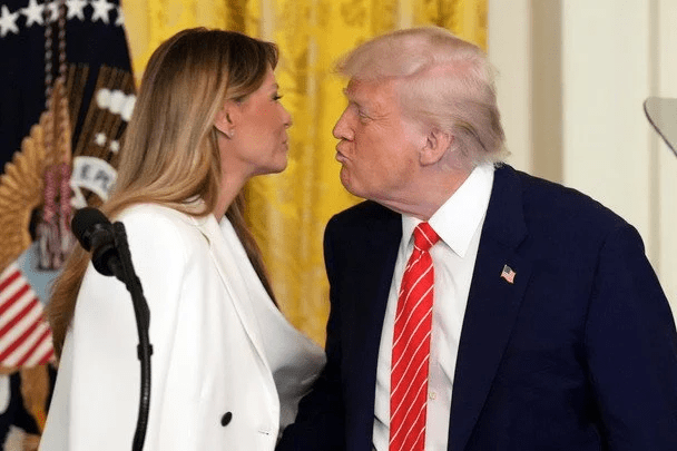 Трамп розчулив ніжним жестом до Меланії під час офіційного заходу (фото)