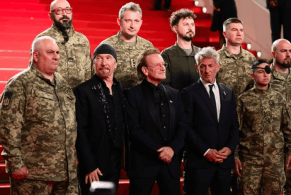 Овації гриміли 7 хвилин: соліст U2 з’явився у Каннах із бійцями ЗСУ