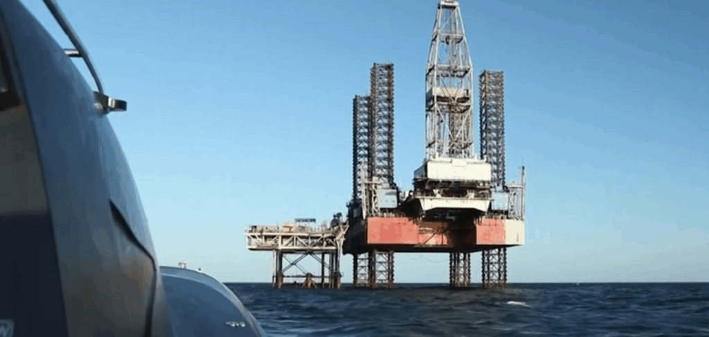СБУ уничтожила РЛС и склады россиян на вышках в Черном море: видео