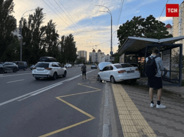 Авто протаранило зупинку в Києві: що відомо про моторошну аварію на Оболоні