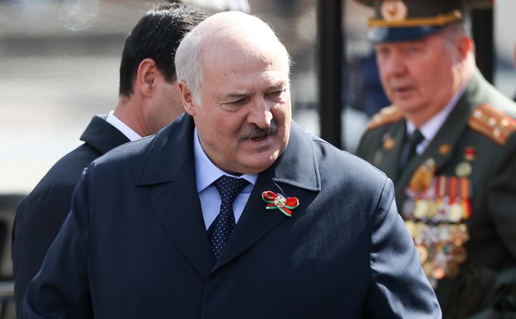 Всплыло почему Лукашенко реально боится ехать на парад к Путину