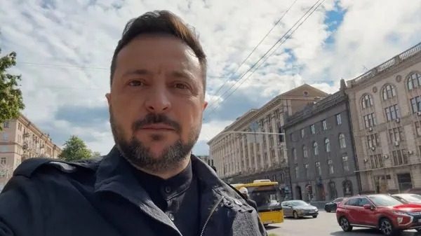 Робив селфі: Зеленський вийшов у центр та фотографувався з людьми