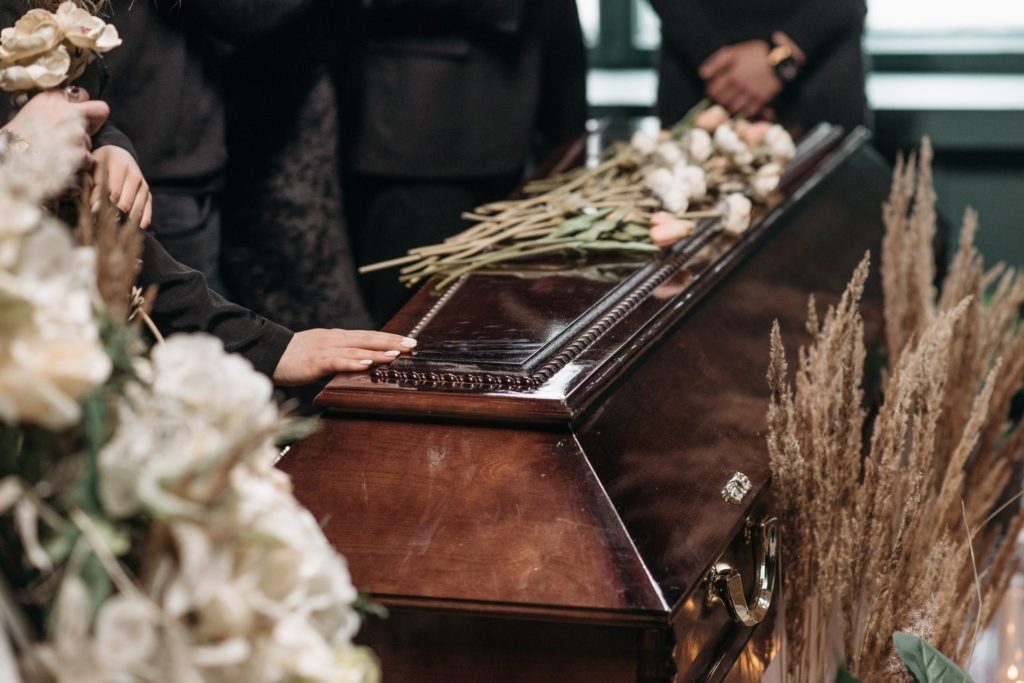 Чи можна після смерті людини спати з труною в одній кімнаті