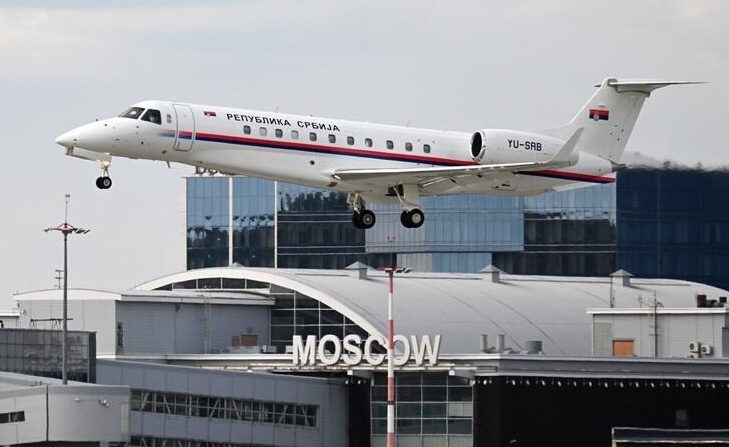 Самолет с Вучичем не смог сесть в Москве и улетел в Баку: причина