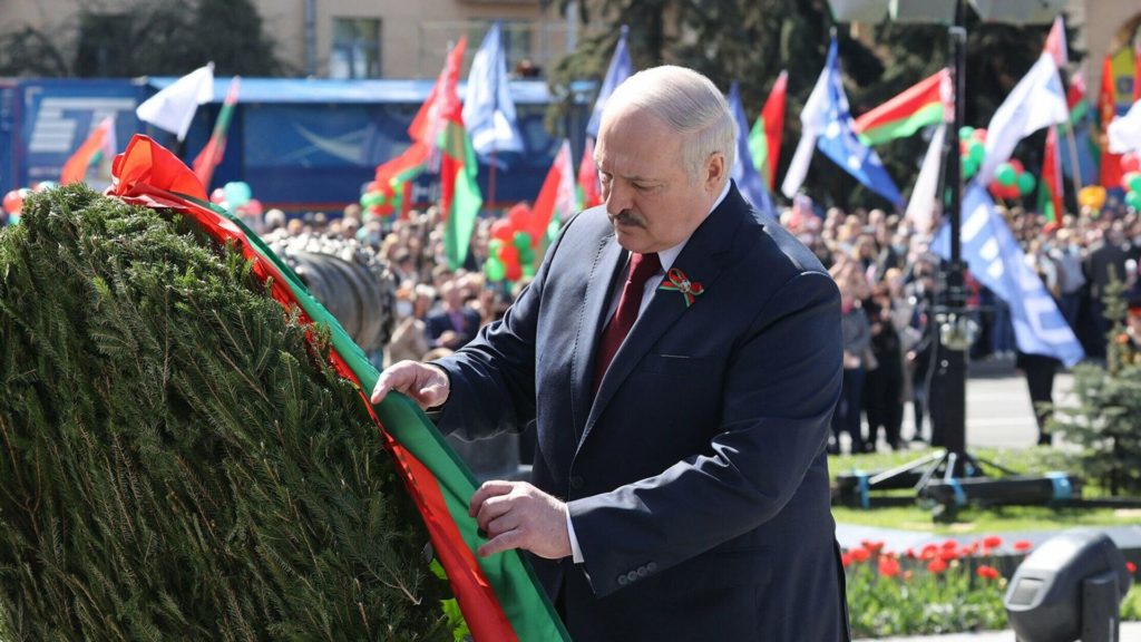Не справился с венком: проклятие Януковича настигло Лукашенко