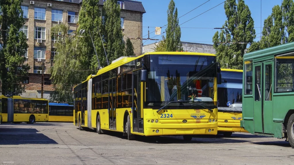 В Киеве женщина на каблуках ремонтировала троллейбус