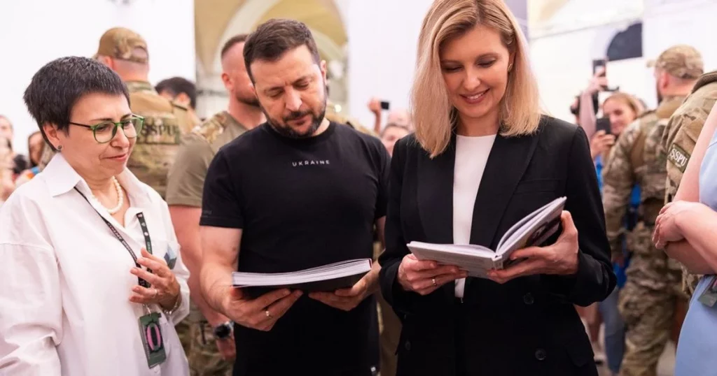 Стало известно название книги, которую купил себе Зеленский