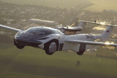 Незабаром у продажу: автомобіль за 2 хвилини трансформується у літак