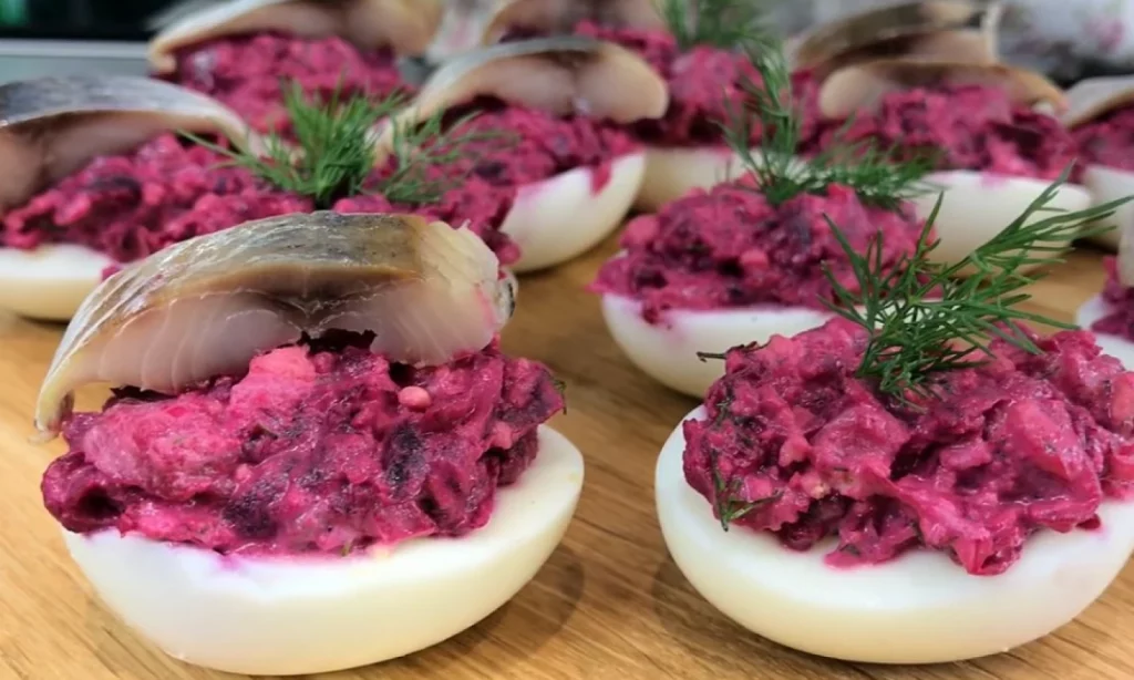 Фаршированные яйца со свеклой и селедкой: вкусно и красиво