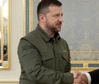 Примирение в Ватикане: посмотрите, кому Зеленский пожал руку