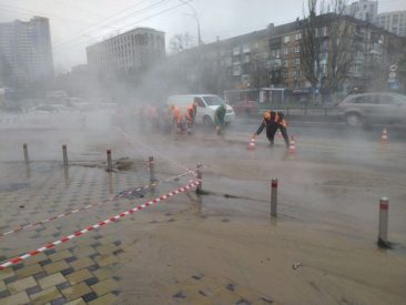 На столичних Осокорках забив «фонтан» з-під асфальту