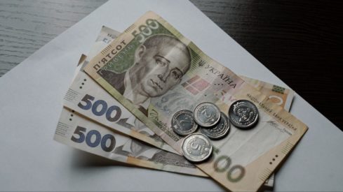 Мільйони українців отримають виплати на картки у травні