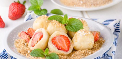 Ленивые творожные вареники с клубникой: простой рецепт