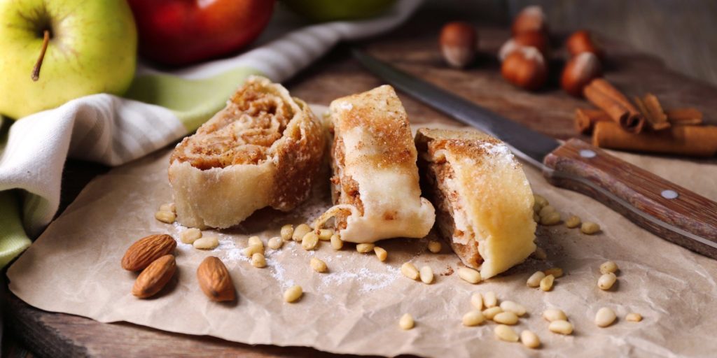 Вкусняшка к чаю: как приготовить яблочный штрудель без теста