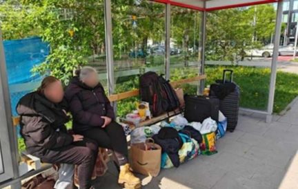 Украинки поселились на автобусной остановке в Варшаве