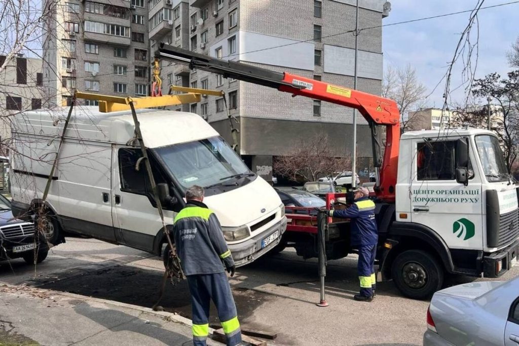 В Киеве начали убирать брошенные авто: предупреждение для владельцев