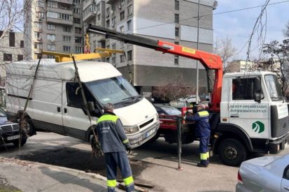 В Киеве начали убирать брошенные авто: предупреждение для владельцев