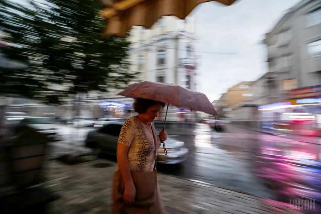 Похолодання, вітри й дощі прогнозуються на 13 червня в Україні: деталі на карті