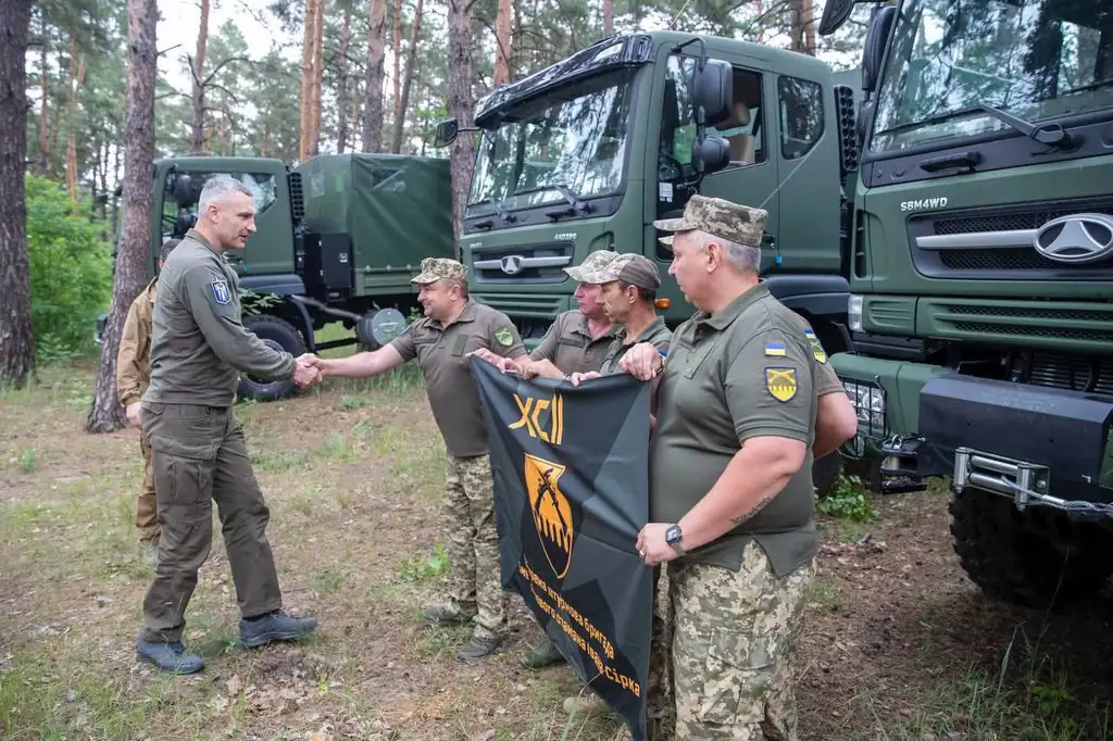 Київська громада передала 2400 дронів 112 бригаді та 5 вантажівок 92 бригаді – Кличко розповів про підтримку сил оборони