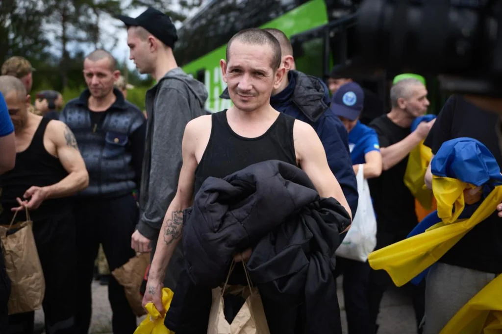 Зеленський повідомив про допомогу визволеним з російського полону україніцям