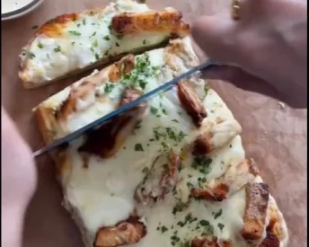Аппетитные теплые сэндвичи с курицей, чесноком и сыром пармезан