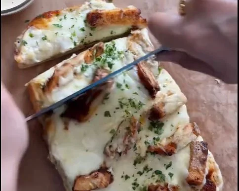 Аппетитные теплые сэндвичи с курицей, чесноком и сыром пармезан
