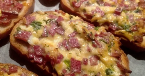 Аппетитные бутерброды с картошкой и колбасой: мгновенный вариант перекуса