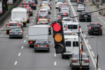 Рух транспорту в Києві змінено через наслідки нічного обстрілу: деталі про маршрути