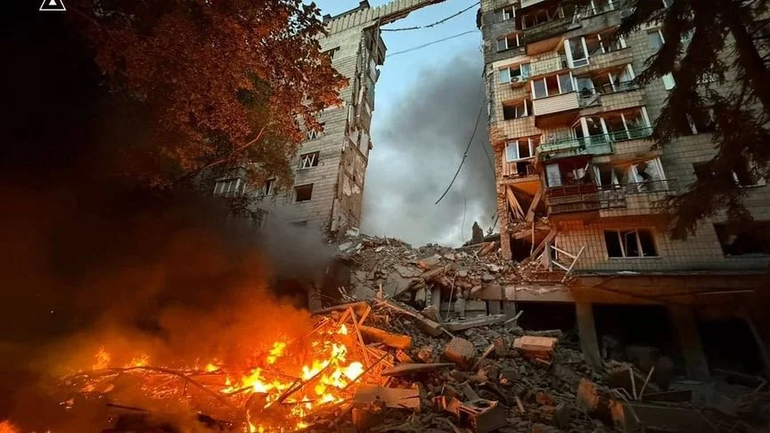 Ракета пробила дев'ять поверхів: подробиці катастрофічного удару від рф