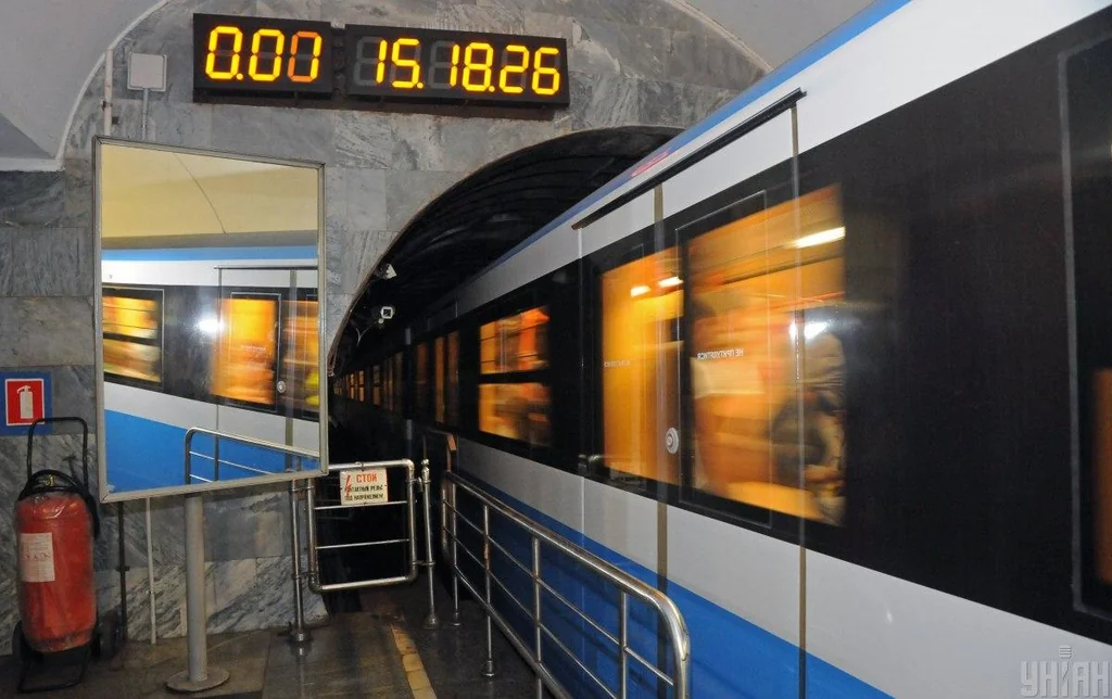 Нічна атака в Києві: пошкоджено станцію метро, обмежено рух на червоній гілці