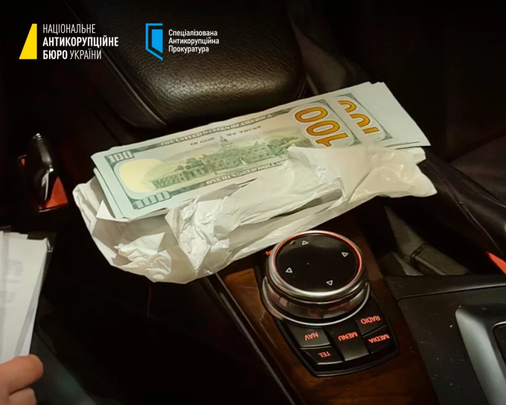 хабар у розмірі 10000 доларів виявили набу