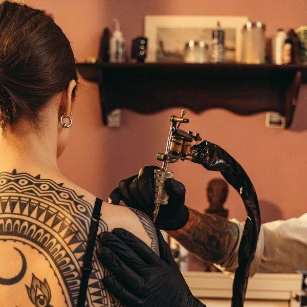 Татуировки под микроскопом науки: тревожные последствия для иммунной системы