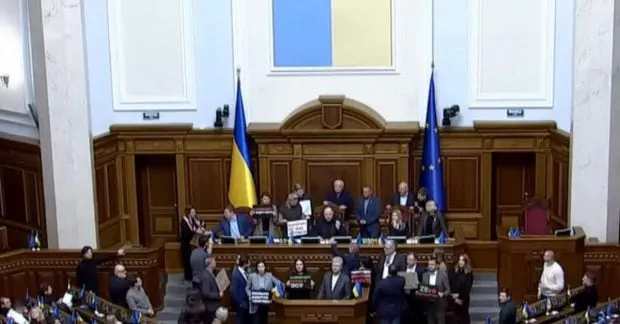 «Євросолідарність» блокує трибуну Ради, вимагаючи відставки уряду