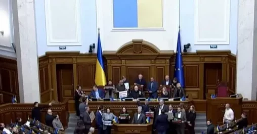 «Евросолидарность» блокирует трибуну Рады, требуя отставки правительства