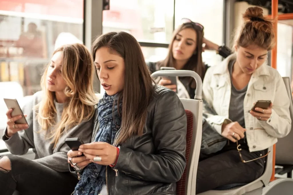 У краківському громадському транспорті заборонять гучні телефонні розмови з 2026 року