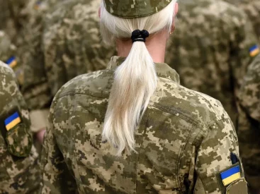 В Украине предлагают ввести воинский обязатель для бездетных женщин